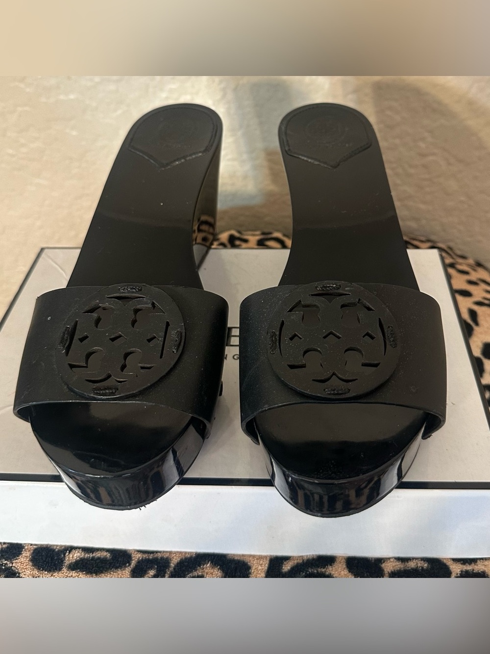Tory Burch Women’s Sandals Size 7.5 Miller Platforms Slides Medallion Black